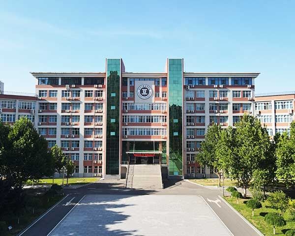 坚持社会主义办学方向