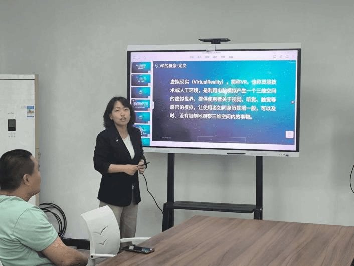 孙劼院长带领来自各大企业的教师们与社