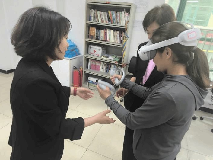 并向在场的居民们热情介绍了即将讲解的
