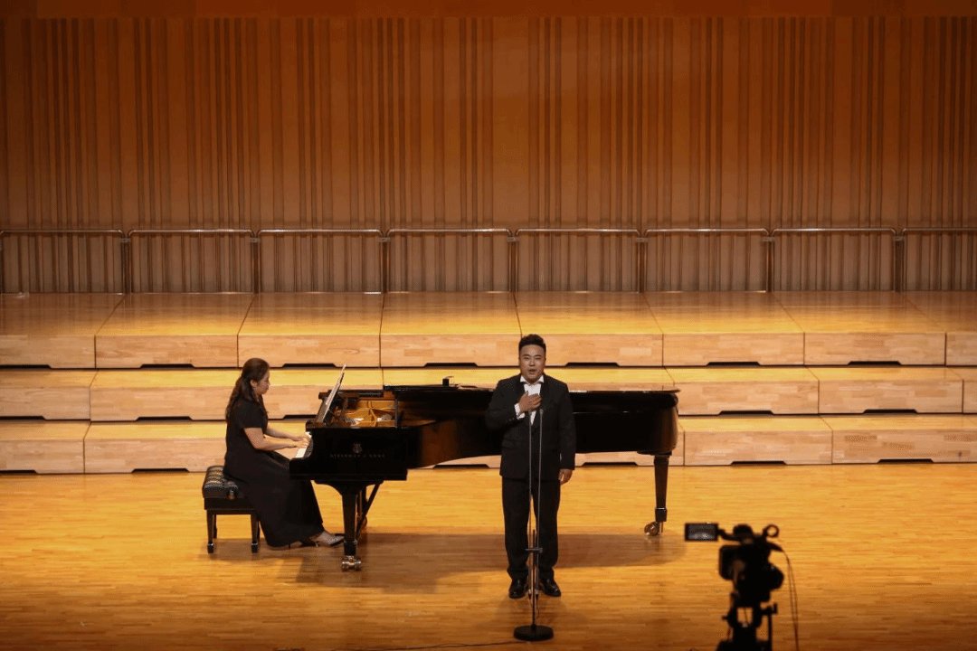 师生们借音乐穿越时空
