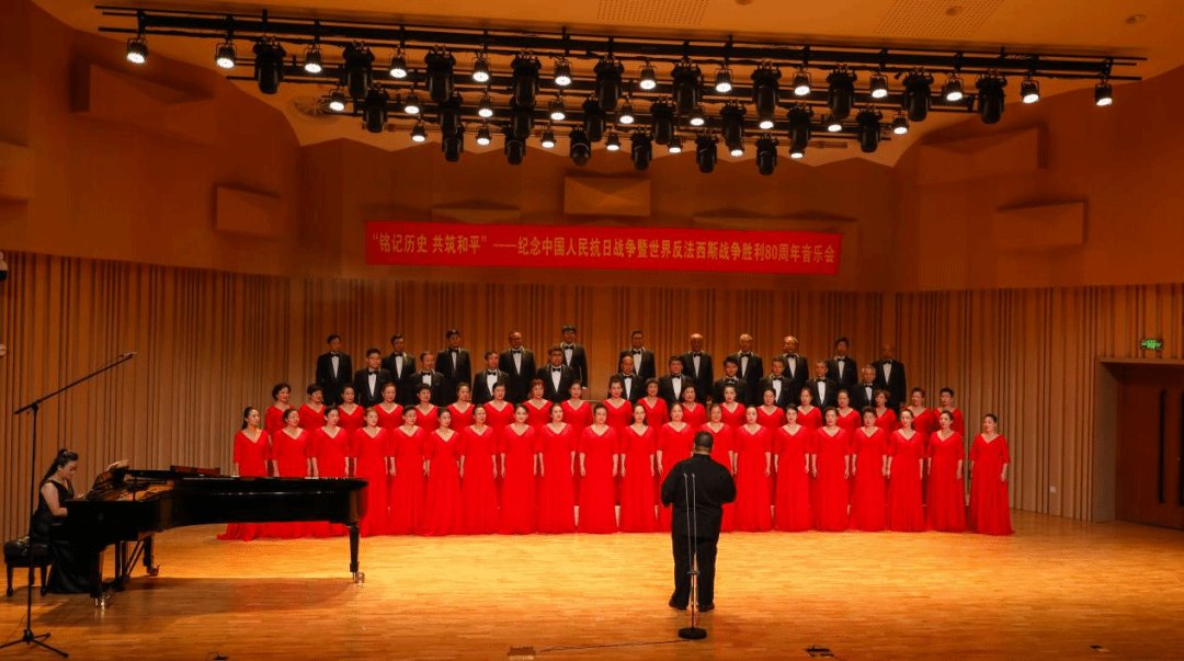 以歌声缅怀先烈