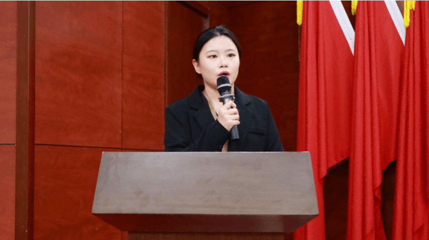 大会在庄严的中华人民共和国国歌中拉开帷幕