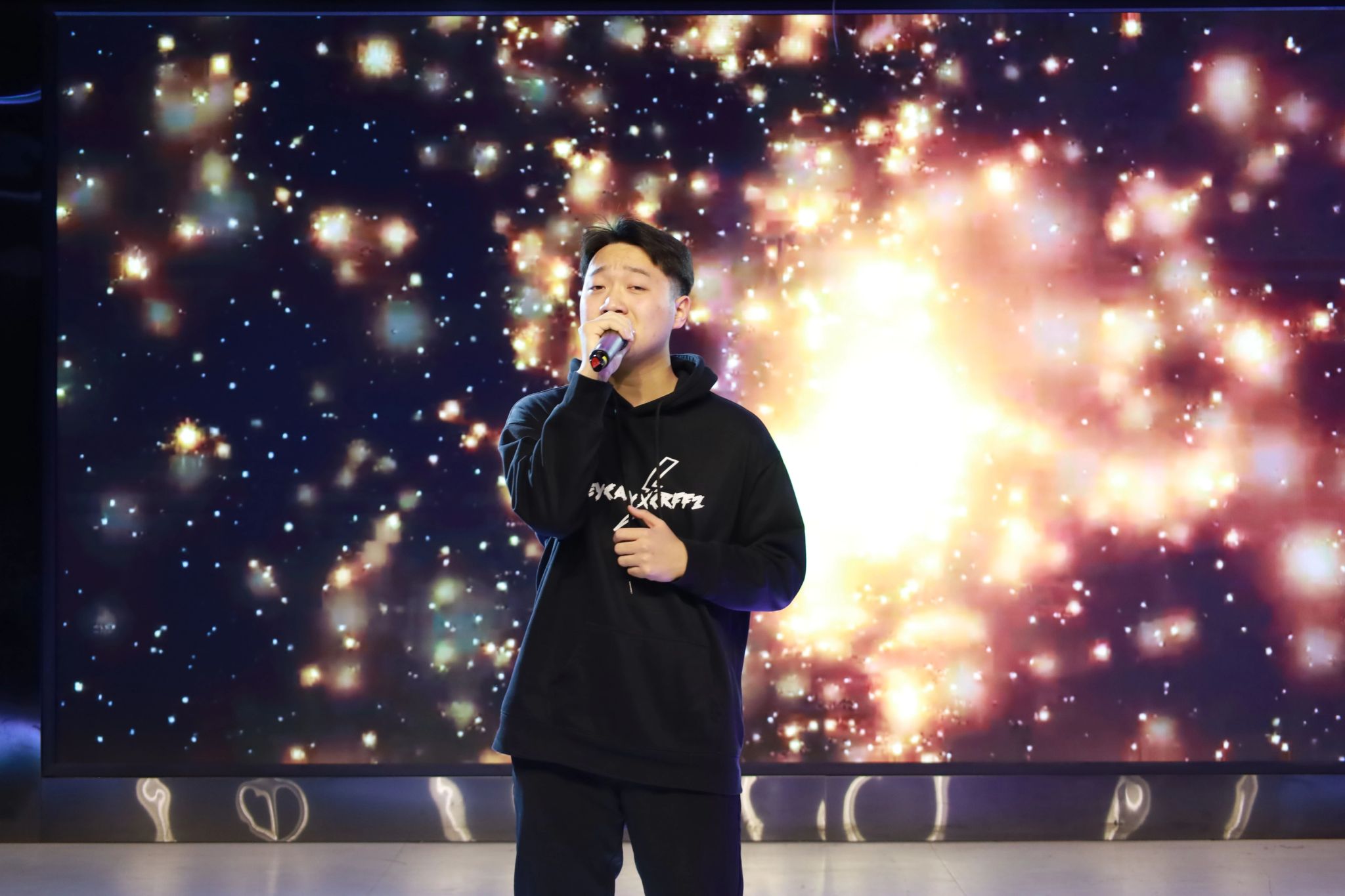 为营造青春向上的校园文化氛围