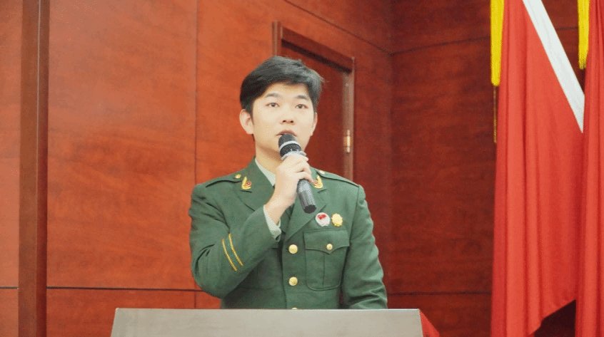 大会在庄严的中华人民共和国国歌中拉开